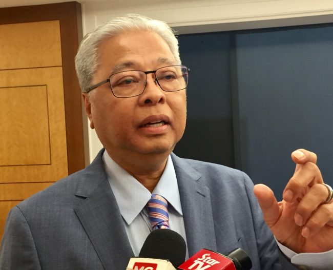 Desak PRU awal: Umno mahu tolak Ismail Sabri atau Tok Mat teringin jadi PM?