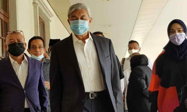 PRU15: "Sabar! Selesai kes mahkamah dulu. Ke takut banyak skandal terdedah? Macam panik je," balas netizen pada Zahid