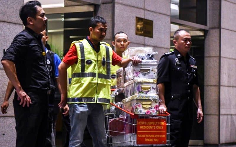 1MDB: Rosmah dan Najib masing-masing tuntut gelang berlian dan jam tangan