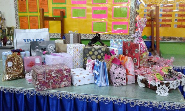 Kisah sedih seorang murid ponteng sekolah kerana tidak mampu bawa hadiah untuk guru